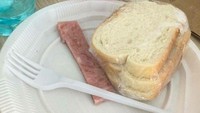  Rumah sakit di Rumania hanya menyuguhkan makan siang berupa roti tawar berukuran kecil dan sepotong daging asap. Benar-benar bikin tak nafsu makan! Foto: boredpanda.com / Akvile Petraityte & Jonas Grinevičius