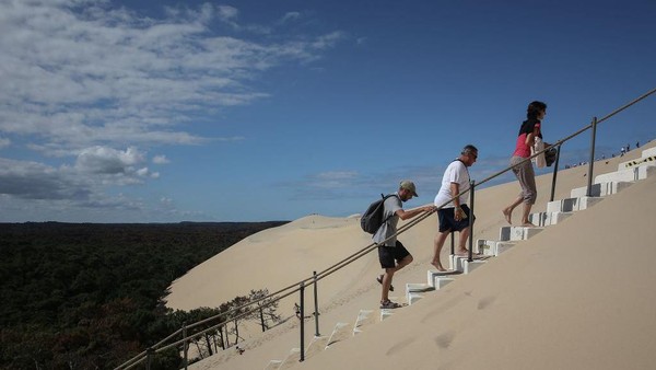 Lanskap bukit pasir terlihat sangat menawan. Dengan lebih dari dua juta pengunjung per tahun, Dune of Pilat adalah tujuan wisata yang terkenal.