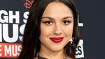Olivia Rodrigo Seksi dengan Stocking Hitam dan Lipstik Merah