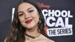 Olivia Rodrigo Seksi dengan Stocking Hitam dan Lipstik Merah