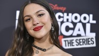 Olivia Rodrigo juga tampak mencolok dengan lipstik merah. (Foto: WireImage/Rodin Eckenroth)