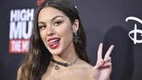 Olivia Rodrigo terlihat menikmati waktunya di acara premiere High School Musical: The Musical: The Series season 3.  (Foto: WireImage/Rodin Eckenroth)