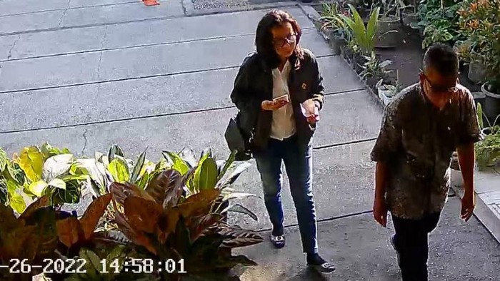 2 terduga pelaku penipuan menyaru petugas Dinkes terekam CCTV.
