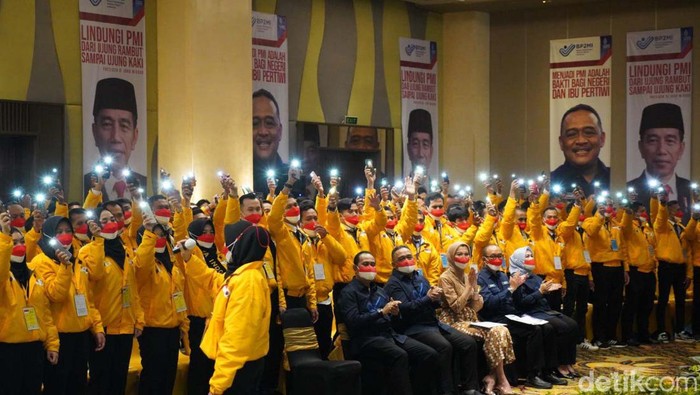 243 Pekerja Migran Indonesia Diberangkatkan ke Korsel Sebanyak 243 Pekerja Migran Indonesia (PMI) program Government to Government (G to G) diberangkatkan ke Korea Selatan. Mereka akan bekerja di sektor manufaktur dan perikanan.