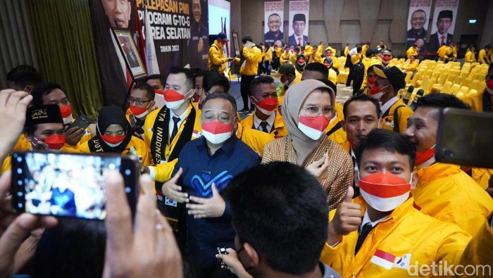 243 Pekerja Migran Indonesia Diberangkatkan ke Korsel Sebanyak 243 Pekerja Migran Indonesia (PMI) program Government to Government (G to G) diberangkatkan ke Korea Selatan. Mereka akan bekerja di sektor manufaktur dan perikanan.