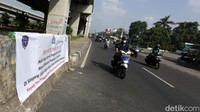 Spanduk penutupan dibentangkan tidak jauh dari lokasi penutupan jalan. Penutupan Jembatan Kapin guna memperlancar arus lalu lintas di Jalan Laksamana Malahayati, Pondok Kelapa, Duren Sawit.