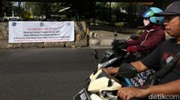 Selain itu, di lokasi tersebut sangat rawan terjadi kecelakaan yang disebabkan adanya kesalahan pengguna jalan yang selalu melawan arah dan memotong jalan di simpang Jalan Kapin Raya.