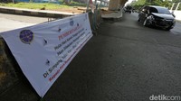 Spanduk sosialisasi penutupan terlihat tidak jauh dari jembatan ini untuk mempermudah pengendara. 