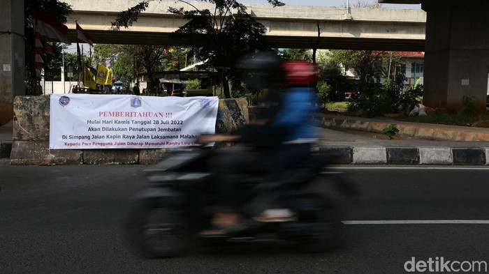 Akses ke Simpang Jembatan Kapin Kalimalang Ditutup Akses ke jempatan di Simpang Jalan Kapin Raya ditutup sejak 28 Juli 2022 kemarin. Penutupan ini guna memperlancar arus lalu lintas.