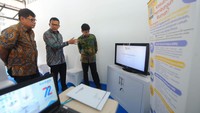 Direktur Finance PT Bank Tabungan Negara (Persero) Tbk. Nofry Rony Poetra bersama Dekan Fakultas Teknik Universitas Gadjah Mada (FT UGM) Selo dan Kepala Balai Pelaksana Penyediaan Perumahan Jawa III Direktorat Jenderal Perumahan Kementerian PUPR Salahudin Rasyidi usai menandatangani naskah Perjanjian Kerja Sama (PKS) tentang Penyelenggaraan Pendidikan, Penelitian, dan Pengabdian Masyarakat di Bidang Perumahan di Yogyakarta, Jumat (29/7).