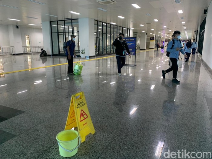 Atap bocor Stasiun Manggarai, Jakarta Selatan, 29 Juli 2022. (Mulia Budi/detikcom)