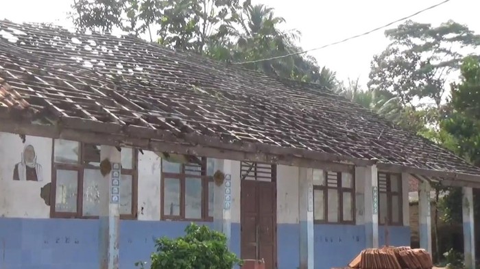Atap SD di Lebak nyaris ambruk dan membahayakan siswa.