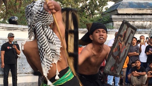 Atraksi peresean atau adu ketangkasan khas Sasak di Pulau Lombok yang digelar di Taman Kota Gerung, Jumat sore (29/7/2022) berlangsung seru.