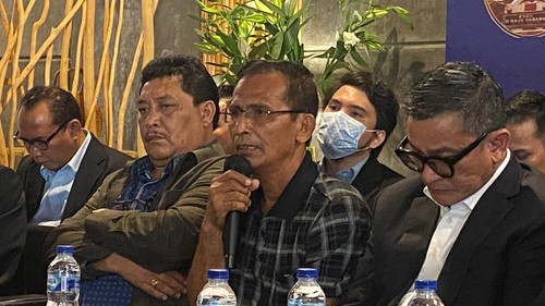 Ayah Brigadir Yoshua (kemeja kotak-kotak)/ (Karin Nur Secha-detikcom)