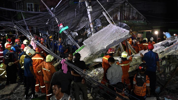 BANGUNAN ROBOH DI JAKARTA PUSAT Tim SAR gabungan mencoba membongkar puing-puing bangunan yang roboh di Johar Baru, Jakarta Pusat, Kamis (28/7/2022). Kejadian tersebut mengakibatkan 1 orang meninggal dunia dan 2 orang luka-luka. ANTARA FOTO/Sigid Kurniawan/YU