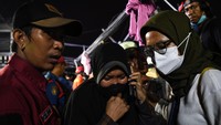 Seorang warga tampak menangis saat mencari keluarganya yang menjadi salah satu korban banguna roboh.