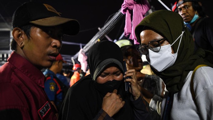 BANGUNAN ROBOH DI JAKARTA PUSAT Tim SAR gabungan mencoba membongkar puing-puing bangunan yang roboh di Johar Baru, Jakarta Pusat, Kamis (28/7/2022). Kejadian tersebut mengakibatkan 1 orang meninggal dunia dan 2 orang luka-luka. ANTARA FOTO/Sigid Kurniawan/YU