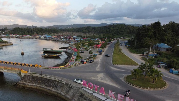 Foto udara kawasan Ruang Terbuka Hijau (RTH) Bungkutoko di Kecamatan Abeli, Kendari, Sulawesi Tenggara, Kamis (28/7/2022). RTH Bungkutoko yang dibangun atas kerja sama pihak Kementerian PUPR dan pemerintah setempat telah merubah lokasi yang semula kumuh menjadi kawasan percontohan kebersihan dan keindahannya. ANTARA FOTO/Jojon/YU