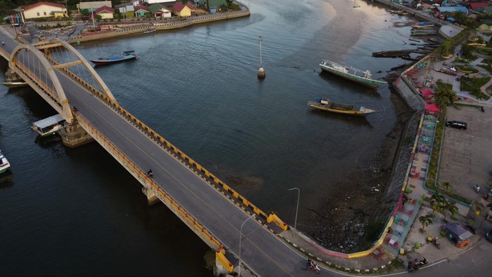 Foto udara kawasan Ruang Terbuka Hijau (RTH) Bungkutoko di Kecamatan Abeli, Kendari, Sulawesi Tenggara, Kamis (28/7/2022). RTH Bungkutoko yang dibangun atas kerja sama pihak Kementerian PUPR dan pemerintah setempat telah merubah lokasi yang semula kumuh menjadi kawasan percontohan kebersihan dan keindahannya. ANTARA FOTO/Jojon/YU