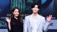 Sementara Lee Jong Suk membintangi sosok Park Chang Ho, sang suami, yang terjebak dalam kasus pembunuhan. Foto: (dok. Disney+Hotstar)