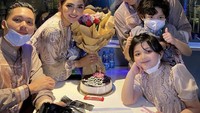 Masih di Dubai, Asry dan keluarganya merayakan hari ulang tahun pernikahan kedua orangtuanya dengan cake cokelat yang sederhana tapi tetap spesial. Foto: Instagram @queenarsy