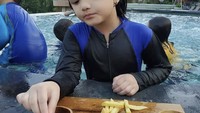 Selain hobi bernyanyi sejak kecil, Asry juga paling suka mengisi waktu luangnya dengan berenang. Salah satu cemilan kesukaannya saat berenang ada kentang goreng. Foto: Instagram @queenarsy