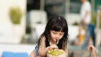 Nah saat berlibur ke Bali, Asry memang suka berenang dan meminum es kelapa hingga camilan lainnya yang disediakan di pool bar. Foto: Instagram @queenarsy