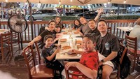 Berlibur ke Miami, Asry dan keluarganya mencicipi makanan khas Kuba yang enak di salah satu restoran terkenal di sana. Foto: Instagram @queenarsy