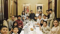 Punya keluarga besar yang sering berkumpul bersama. Acara makan malam mewah dari beberapa keluarga ini, membuat Asry dan semua saudaranya jadi semakin akrab. Foto: Instagram @queenarsy