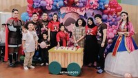 Terakhir ini keseruan ulang tahun Asry dengan tema Mulan dari Disney. Di sana, Asry sempat belajar membuat kue hingga mencicipi kue bersama keluarga dan teman-temannya.  Foto: Instagram @queenarsy