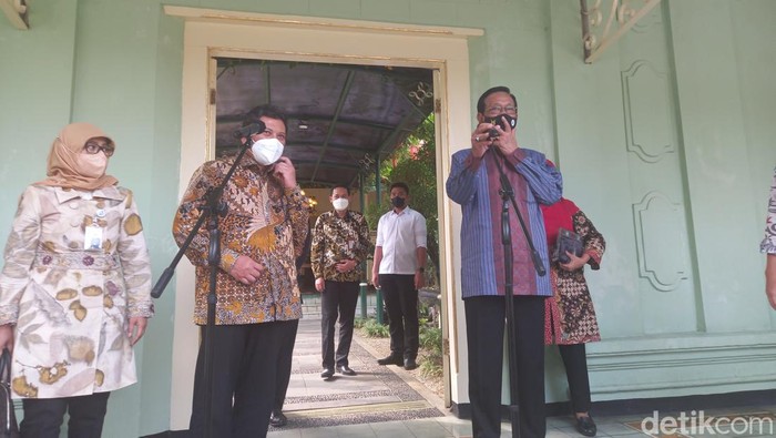 Direktur Utama Ali Ghufron Mukti bersama Gubernur DIY usai pemberian Piagam UHC di Kompleks Kepatihan, Kantor Gubernur DIY Jumat (29/7/2022).