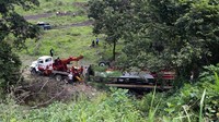 Dilansir dari Getty Images, saat melaju kencang, bus bertabrakan dengan dua kendaraan lain sebelum jatuh ke jurang pada Rabu (27/7/2022) malam.   