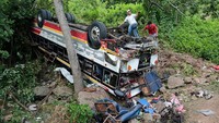 Warga mencoba untuk mengevakuasi barang-barang penumpang dari bus yang jatuh ke jurang di jalan raya Pan-Amerika di Condega, Nikaragua, Kamis (28/7/2022) waktu setempat.  