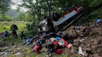 Menurut PBB, setidaknya 6 juta warga Venezuela telah meninggalkan negara mereka sejak 2017, ketika negara itu jatuh ke dalam krisis ekonomi dan kemanusiaan, yang menurut beberapa analis diperburuk oleh sanksi AS.  