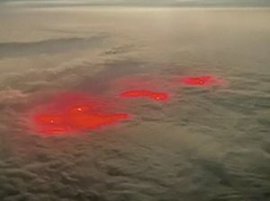 Cahaya Misterius Merah Menyala Memancar di Laut Pasifik