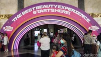 Antusiasme dari para beauty enthusiast sangat terlihat sejak pintu masuk acara.  Jakarta X Beauty (JXB) menghadirkan berbagai merek kosmetik lokal maupun internasional seperti Somethinc, Rose All Day. NYX, MS Glow, Wardah hingga Luxcrime. 