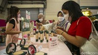 Pengunjung melihat secara detil berbagai produk kecantikan di sini. Selain promo dan diskon, pengunjung dapat mencoba beberapa produk di booth masing-masing. Total ada lebih dari 200 brand kecantikan.