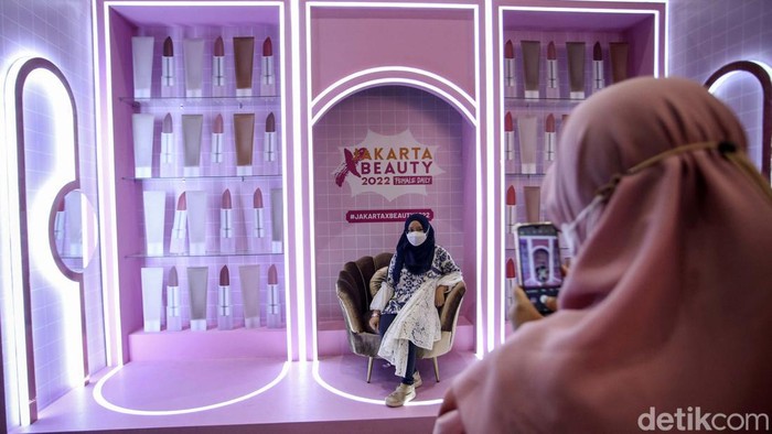 Cantik Merapat ! Ada Jakarta X Beauty 2022 di JCC Female Daily kembali menggelar festival kecantikan Jakarta X Beauty 2022 berlokasi di Jakarta Convention Center, Jakarta. Pengunjungpun terlihat antusias.