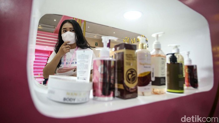 Female Daily kembali menggelar festival kecantikan Jakarta X Beauty 2022 berlokasi di Jakarta Convention Center, Jakarta. Pengunjungpun terlihat antusias.