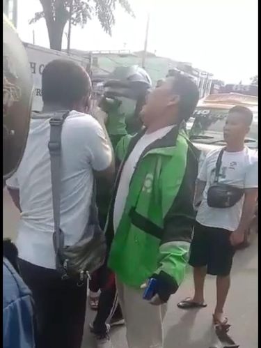 Cekcok antara driveri ojol dan sopir angkot ngaku anggota TNI (tangkapan layar)