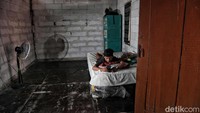 Tak hanya dari CItayam, rupanya ada Fadli Triono (11) Remaja asal Desa Karang Baru Cikarang Utara ini juga suka nongkrong dan berbaur dengan Bonge cs di kawasan Sudirman Dukuh Atas. Ia sudah ada dan berkreasi dengan karyanya yang ia bisa sejak 8 bulan lalu.