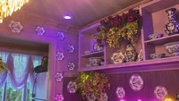 Lihat saja, koleksi piring bermotif cantik itu juga ditempel di dinding dapurnya. Ditambah lagi dengan bunga cantik. Foto: YouTube Tasya Farasya