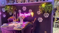 Nah, ini bagian meja makannya. Mejanya juga berwarna ungu. Di bagian dindingnya ada lampu neon bertuliskan Bon Appetit. Foto: YouTube Tasya Farasya