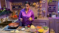 Beginilah momen Ala saat memasak. Ibunda Tasya Farasya dan Tasyi Athasyia ini memang dikenal jago memasak. Foto: YouTube Tasya Farasya