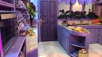 Beginilah potret dapur Ala, ibunda Tasya Farasya yang serba ungu. Warna ungu tersebut tidak hanya pada alat musaknya saja, tetapi juga pintu hingga dinding dapur. Foto: YouTube Tasya Farasya