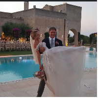 David Hasselhoff dan Hayley Roberts terpaut usia jauh, 27 tahun. Keduanya menikah pada 31 Juli 2018 di Italia. Saat itu pemain Baywtach itu berusia 66 tahun, sedangkan Hayley berumur 39 tahun. Foto: Instagram