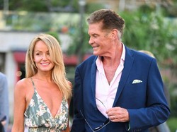 10 Foto Mesra Bintang Knight Rider dan Eks Pelayan Toko 28 Tahun Lebih Muda