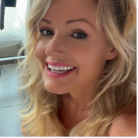 Hayley Roberts saat ini menjalani kariernya sebagai model di Los Angeles. Dalam unggahan di Instagramnya, Hayley kerap pamer foto dirinya mengenakan bikini hingga gaun. Foto: Instagram