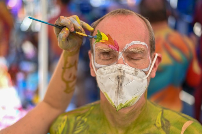 Demi Body Painting, Mereka Rela Dicat Tubuhnya NEW YORK, NEW YORK - JULY 24: Tasha Dougé and Mckensi Scy participate in the 9th annual ‘NYC Body Painting Day’ in Union Square on July 24, 2022 in New York City. Despite an ongoing heatwave over 50 artists and nude models participated painting each other before joining in a circle of hope. This year’s theme was hope. (Photo by Alexi Rosenfeld/Getty Images)
