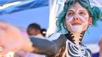Mereka saling melukis satu sama lain sebelum bergabung dalam kampanye lingkaran harapan. Foto: Getty Images/Alexi Rosenfeld